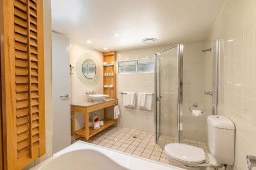 汤斯维尔Seagulls的带淋浴、卫生间和盥洗盆的浴室