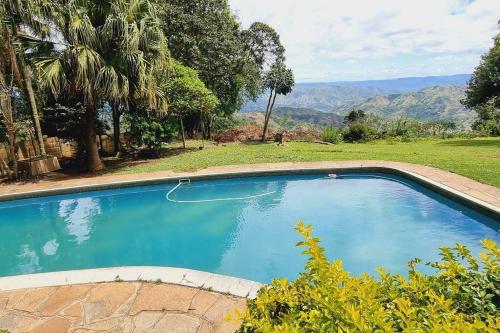 Bothaʼs HillHerbie's Hideout: 1 Bed Cottage W/ View and Pool的山景游泳池