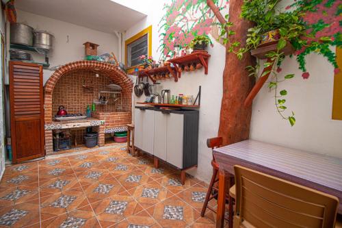 普拉亚卡门La Casa Del Almendro的一间厨房,里面配有桌子和一棵树