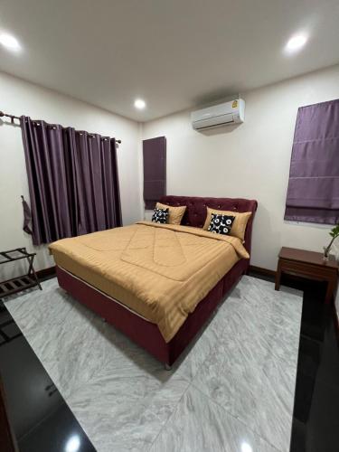 Ban Chak PhaiNew Home Gบ้านเดี่ยวสร้างใหม่ ใกล้ทะเล ตัวเมืองระยอง的一间卧室,卧室内配有一张大床
