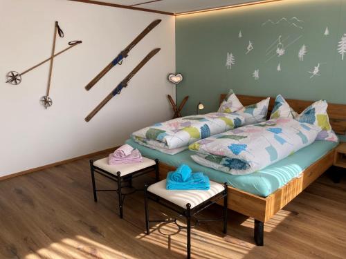 阿德尔博登阿洛亚木屋的卧室配有一张挂在墙上的滑雪板床。