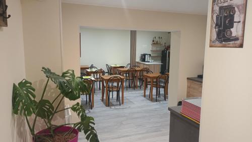 博蒙昂韦龙Le Petit Logis的用餐室以及带桌椅的厨房。