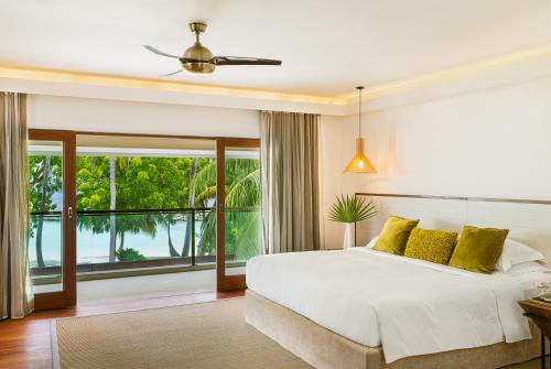 马累Kurumba Maldives的一间卧室设有一张床和一个大窗户