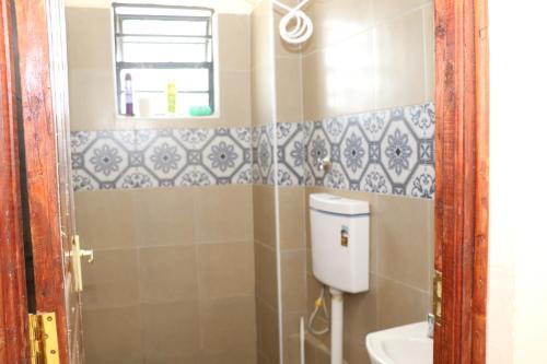 内罗毕Zanale Stays Furnished Apartment?的一间带卫生间和水槽的小浴室