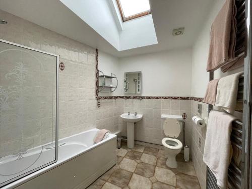 圣大卫The Waterings的带浴缸、卫生间和盥洗盆的浴室
