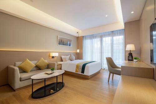 三亚三亚海棠湾美亚四季度假酒店的酒店客房,配有床和沙发