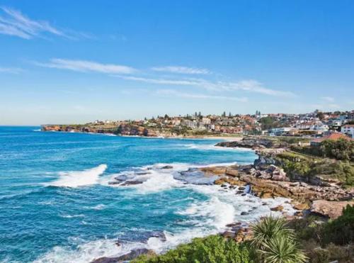 悉尼Oceanfront Tamarama Apartment: Best View in Sydney的享有海滩和大海的空中景致
