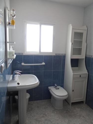 AlmogíaB&B Casa Sarandy的一间带水槽和卫生间的浴室以及窗户。