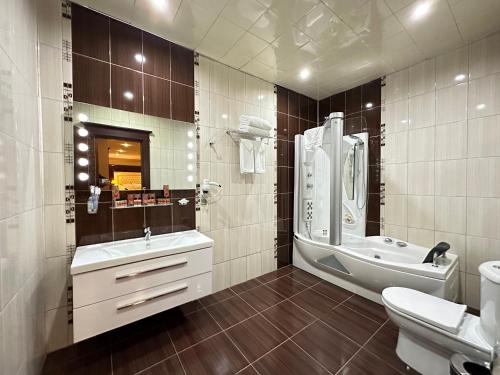巴库Modern Hotel的一间带水槽、浴缸和卫生间的浴室