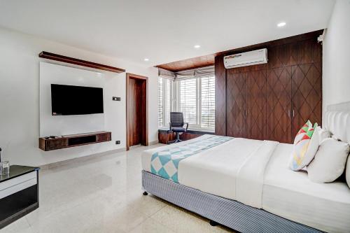 布巴内什瓦尔Sayhallo Prime Residency的一间卧室配有一张大床和一台平面电视
