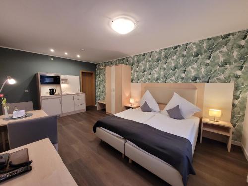 巴特拉尔Hotel Pieper-Kersten的酒店客房带一张床和一个厨房