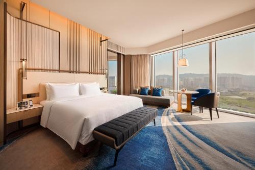 澳门新濠影汇-映星汇的酒店客房设有一张床和一个大窗户