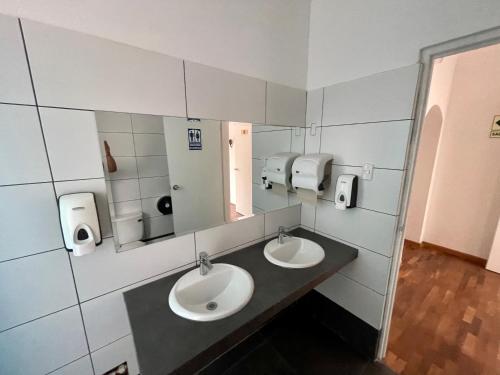利马Casaroma Hostels的浴室设有2个水槽和2面镜子