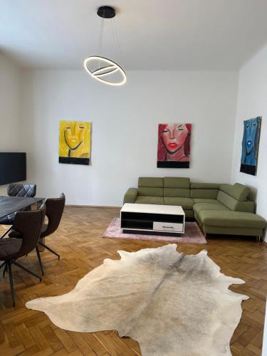 格拉茨ARTLIVING Apartment-Top 3 Self check-in的客厅配有沙发和桌子