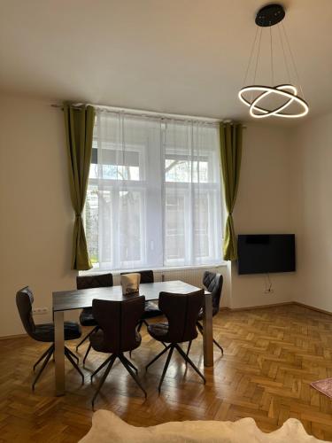 格拉茨ARTLIVING Apartment-Top 3 Self check-in的客厅配有桌椅和电视。