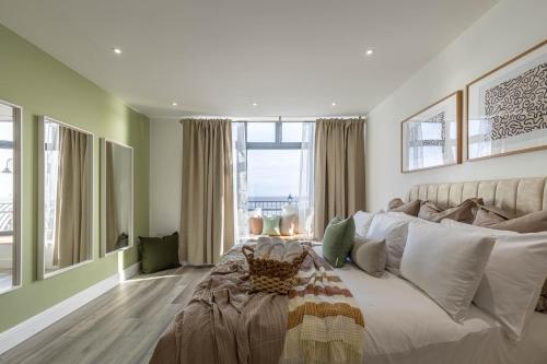 卡迪夫Luxury 1BR Seafront Apartment的一间卧室设有一张大床和一个大窗户