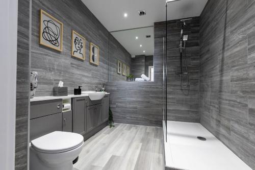 卡迪夫Luxury 1BR Seafront Apartment的浴室配有卫生间、盥洗盆和淋浴。