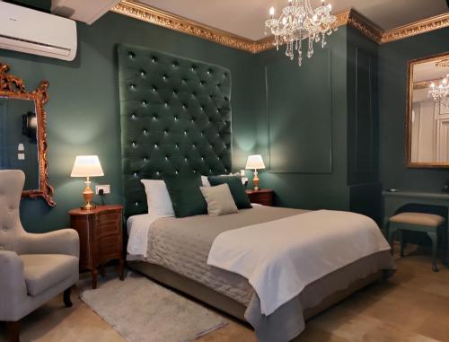 莫斯塔Julina Boutique Living的绿色卧室设有一张大床和吊灯