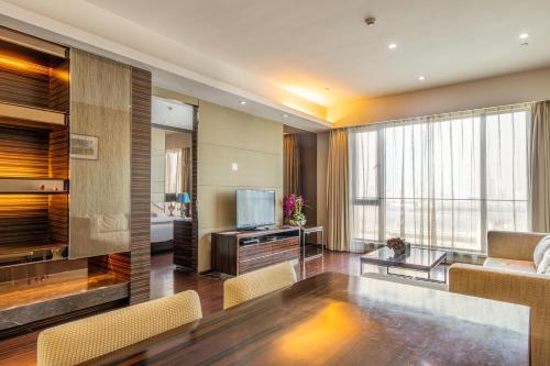 广州星驿国际公寓（广州保利世贸会展中心店）的带沙发和电视的客厅