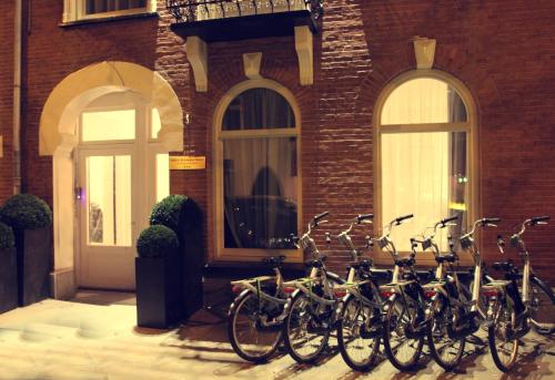 阿姆斯特丹萨拉精品酒店的停在大楼前的一群自行车