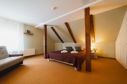库尔迪加杰卡巴森塔酒店的一间卧室配有一张床和一张沙发