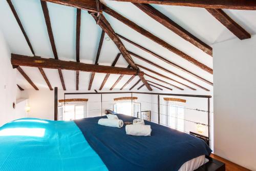 滨海自由城View on the Bay AP4294 By Riviera Holiday Homes的一间卧室配有蓝色的床和2条毛巾
