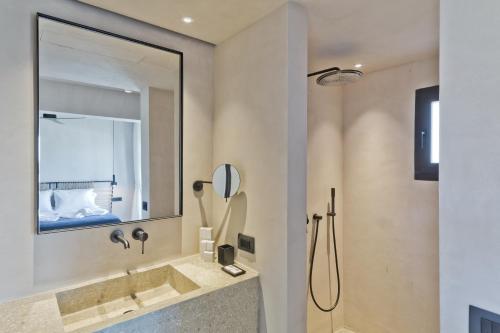 阿莫皮Almi Luxury Rooms的一间带水槽和镜子的浴室