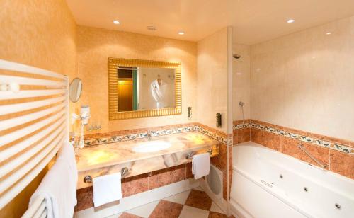巴特哈尔EurothermenResort Bad Hall - Hotel Miraverde的带浴缸和盥洗盆的浴室