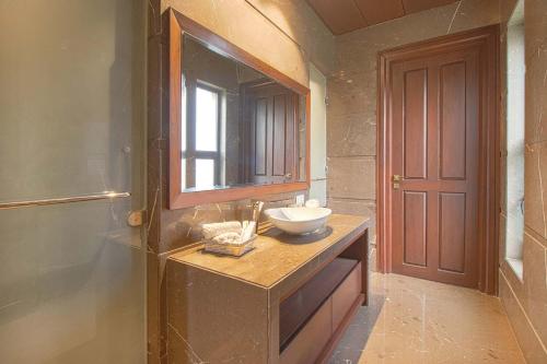 阿姆利则Stay Vista at Ekant Villa - 3BR的一个带水槽和碗在柜台上的浴室