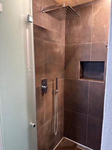特拉帕尼A Casa di Clara的一间铺有棕色瓷砖的带淋浴的浴室