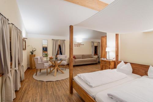 因河畔辛巴赫穆拉尔宾馆的一间带两张床的卧室和一间客厅