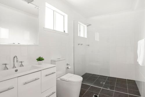 莫里莫科Mariners 4的白色的浴室设有卫生间和水槽。