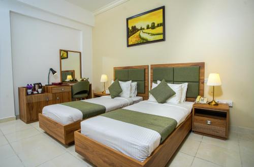 多哈别墅皇宫酒店的酒店客房配有两张床和一张书桌