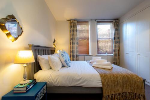 伊尔克利Carr Croft Lodge - Ilkley Centre的一间卧室配有床、灯和窗户