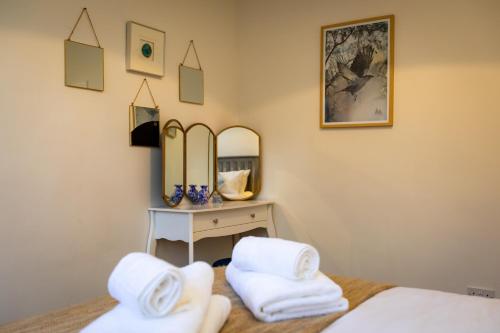 伊尔克利Carr Croft Lodge - Ilkley Centre的一间卧室配有两张床和镜子