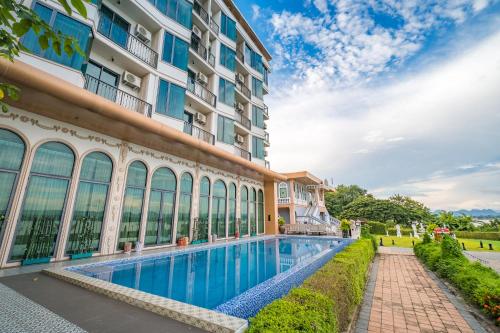 那空拍侬府Mekong Heritage Hotel的大楼前设有游泳池的酒店