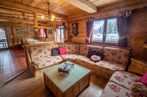 克松吕-隆日梅Les Griottes, véritable chalet de montagne, avec Jacuzzi et Sauna的客厅配有沙发和桌子