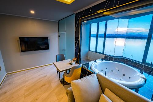 那空拍侬府Mekong Heritage Hotel的带浴缸和桌子的大浴室