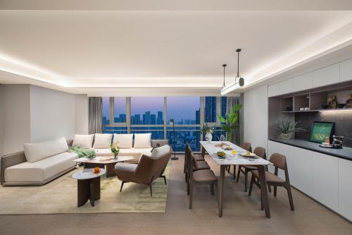 武汉武汉盛捷未来中心服务公寓的客厅配有沙发和桌椅