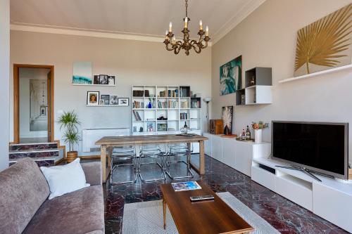 Fara NovareseVilla Caramino的客厅配有沙发和桌子