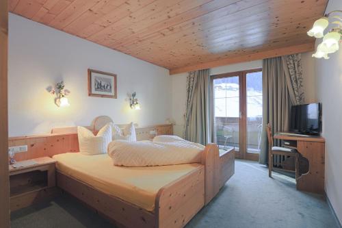 施图拜河谷新施蒂夫特农场假期酒店的一间卧室配有一张床和一台电视