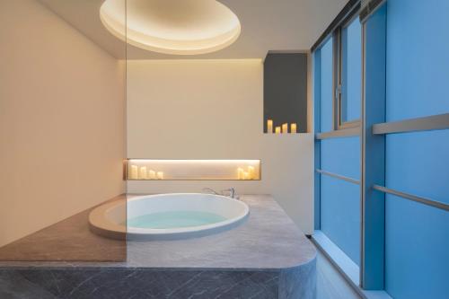 武汉武汉盛捷未来中心服务公寓的客房内的浴室设有大浴缸