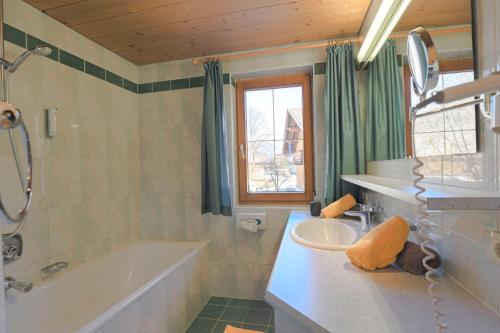 施图拜河谷新施蒂夫特农场假期酒店的带浴缸、水槽和浴缸的浴室