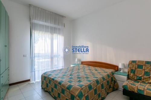 利多迪耶索罗Costa Del Sol的一间卧室配有一张床、一张沙发和一个窗口