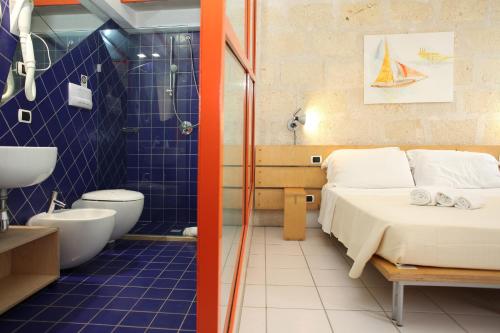 法维尼亚纳Hotel Delle Cave的一间卧室配有一张床,浴室设有淋浴。