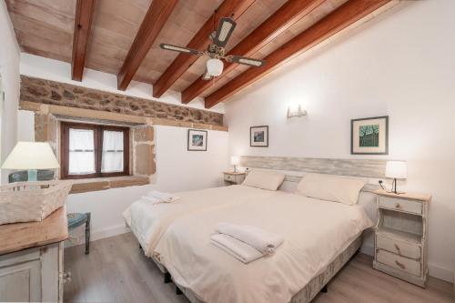 波连斯萨Villa Agnes的一间卧室配有一张大床和吊扇