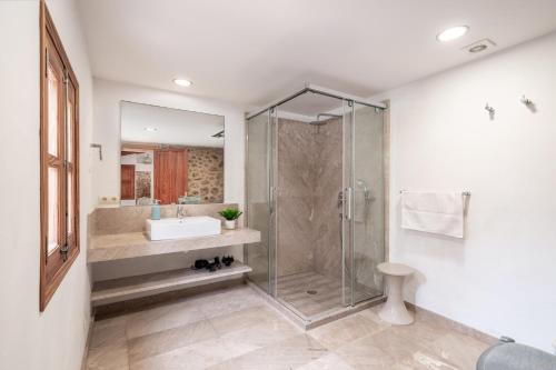 波连斯萨Villa Agnes的一间带玻璃淋浴和水槽的浴室