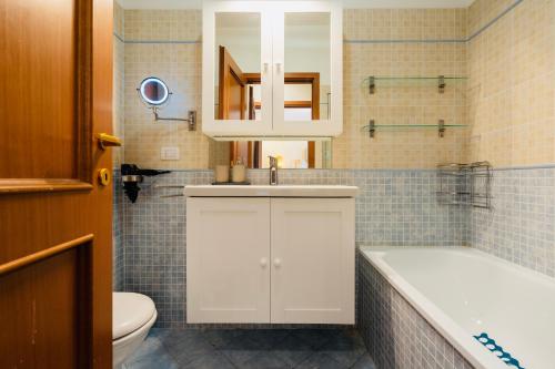 InfernettoAdventure Rent Apartment • Rome的一间带水槽、浴缸和卫生间的浴室