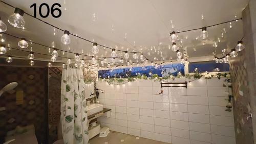 后里后丽安心亲子时尚旅宿的浴室的墙壁上配有圣诞灯