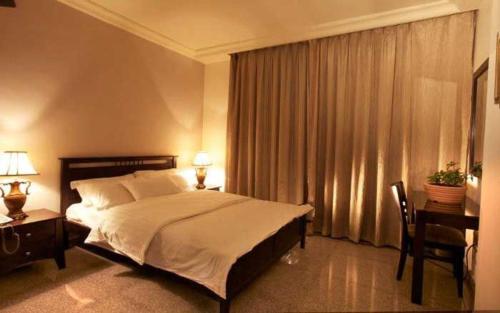 Tamrah Suites Hotel客房内的一张或多张床位